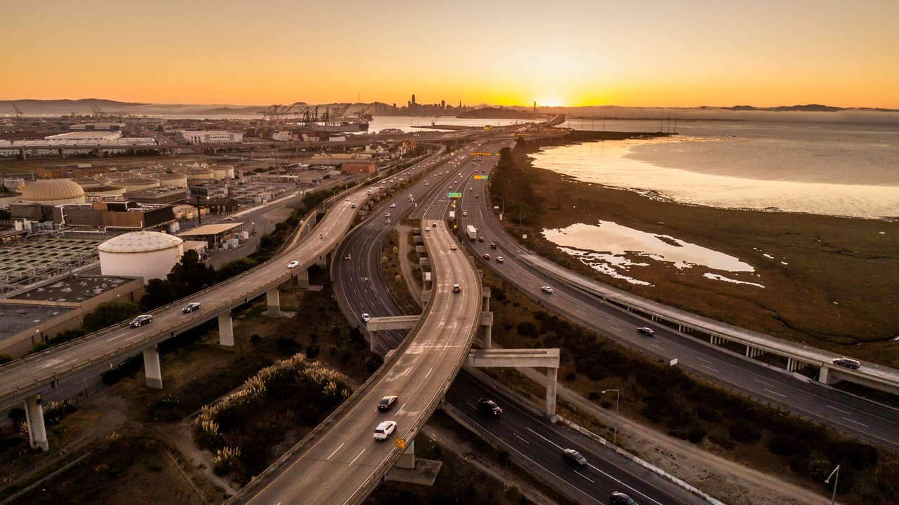 <h2 class="cms-H2-H2">15. Oakland, California</h2>
<br>
<br>💵 
<b>Salario mínimo por hora a partir del 1 de enero de 2023:</b> $15.97
<br>