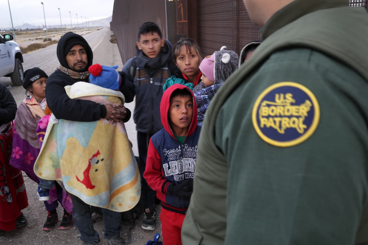 Muchas personas están buscando a sus parientes y seres queridos con quienes perdieron contacto cuando intentaban cruzar la frontera.