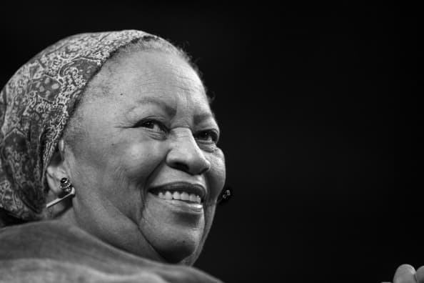 Toni Morrison, la primera mujer afroestadounidense en ganar el premio Nobel de Literatura, 
<b>murió a los 88 años tras una breve enfermedad, informó este martes su familia</b> en un comunicado.
<br>