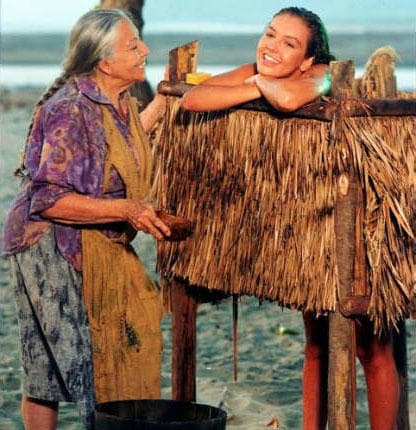 'Mamá Cruz' fue interpretada por la actriz 
<b>Ada Carrasco</b>, quien falleció a los 81 años el 5 de abril de 1994, justo una semana después de haber terminado su participación en 'Marimar', lo que impactó a los fans de la telenovela.