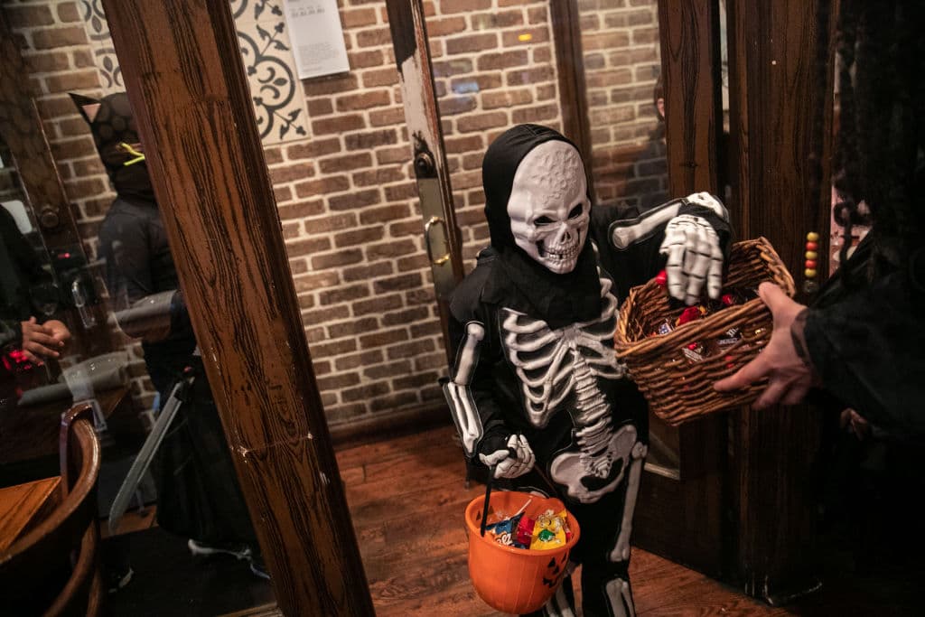 A medida que se acerca 
<a href="https://www.univision.com/local/chicago-wgbo/que-hay-detras-de-la-foto-viral-de-los-catrines-de-la-villita-video">Halloween</a>, Raoul insta a los padres y tutores a ser conscientes de que estos productos similares no regulados se venden en línea y pueden representar una seria amenaza para los niños si se consumen.