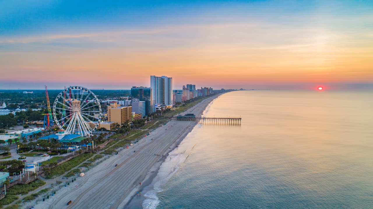<b>Carolina del Sur.</b> Visitantes o residentes de regreso de áreas de alto contagio deben someterse a cuarentena durante 14 días. Los turistas de Nueva York, Nueva Jersey, Connecticut y Nueva Orleans ya no tienen que ponerse en cuarentena. También se recomienda a las personas que han estado en un crucero quedarse en casa durante al menos dos semanas. En este estado hay 832 contagios de covid-19 por cada 100,000 habitantes.