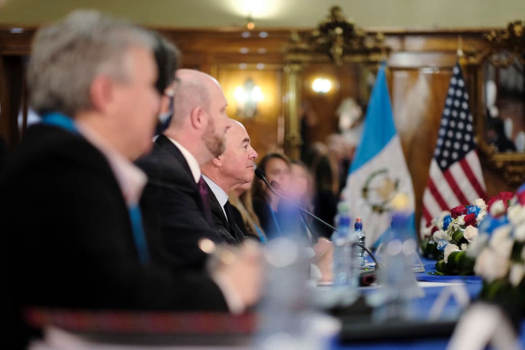 El secretario de Seguridad Nacional, Alejandro Mayorkas, escucha al presidente guatemalteco Alejandro Giammattei (no en el encuadre) el 06 de julio de 2021 en Ciudad de Guatemala, Guatemala.