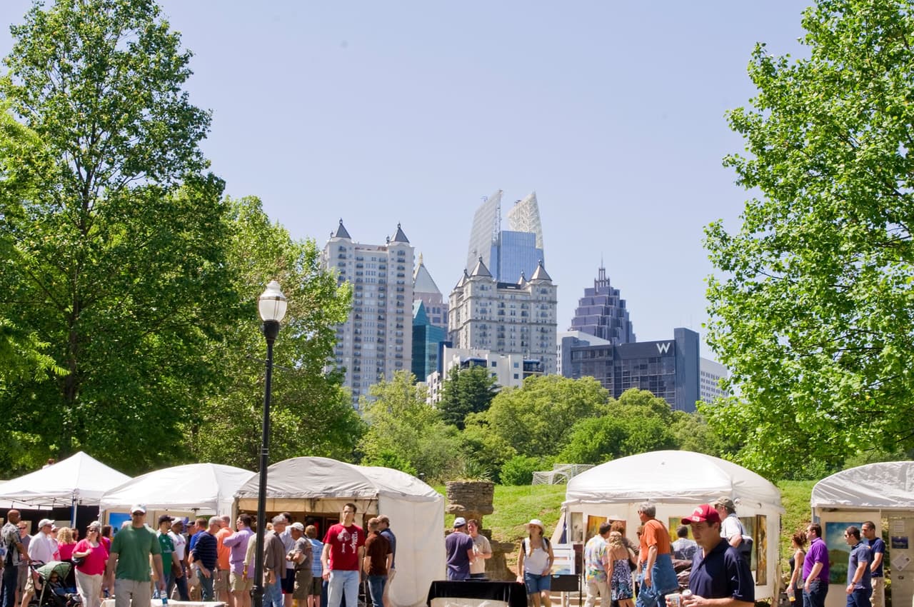 <b><a href="https://dogwood.org/" target="_blank">Atlanta Dogwood Festival (8 al 10 de abril)</a></b>: Festival de arte, música y comida en Piedmont Park, con mercado de artistas, actividades para niños, pueblo internacional, atracciones y más.