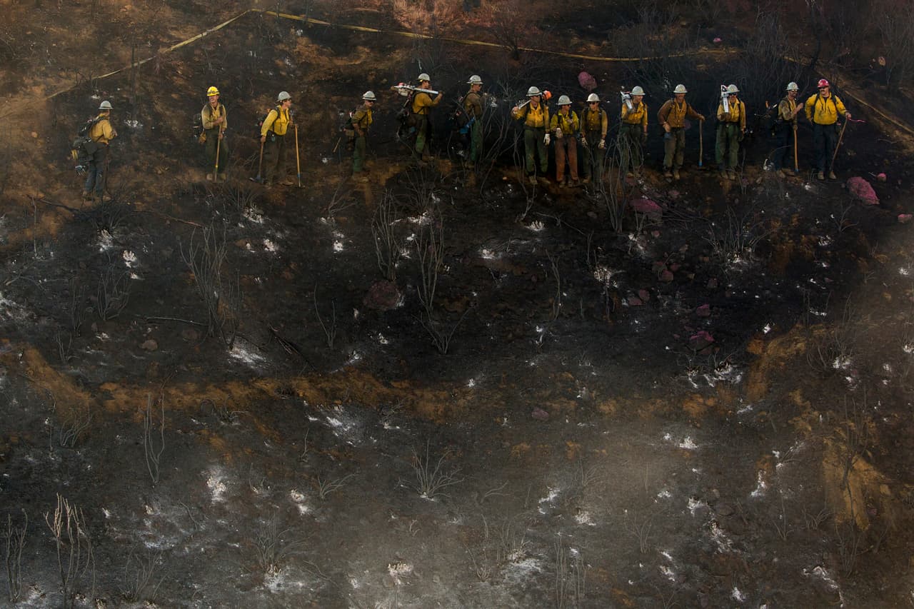 Esta es una toma aérea de los héroes anónimos de CALFIRE. Hombres y mujeres que trabajan bajo condiciones extremas, literalmente en la línea de fuego.
<br>
<br>