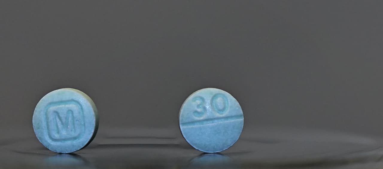 La recomendación principal es tener conversaciones abiertas con los jóvenes sobre los riesgos del fentanilo y de obtener medicinas y drogas en las calles, pues estas pueden ser alteradas y muy peligrosas.