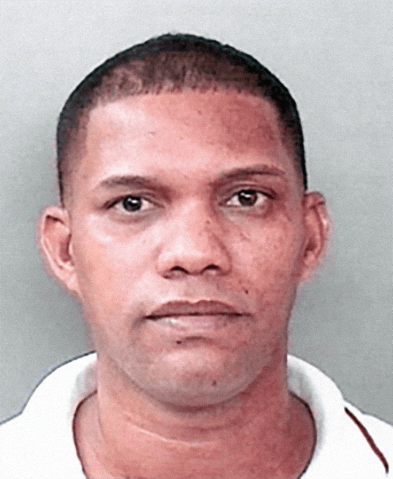 <b>Francisco A. Cedeño Amparo, </b>alias 'Mía', de 36 años de edad es buscado por asesinar a un hombre e intentar matar a una mujer ahorcándola.
