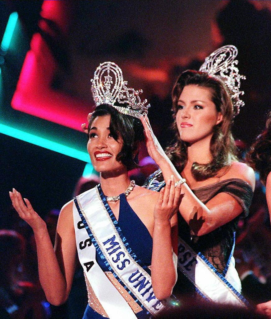 Así la venezolana logró mantener su corona hasta el momento en que le tocó entregarla a la siguiente ganadora.