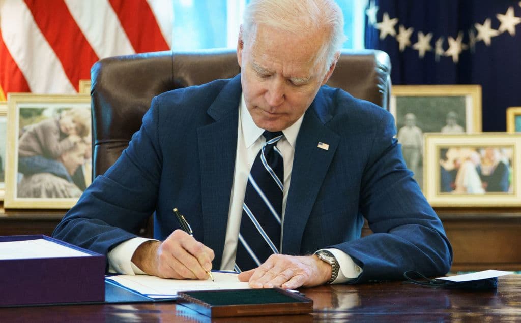 <b>El nuevo paquete de ayuda contra los efectos de la pandemia</b>
<br>
<br>Biden pidió al Congreso 
<a href="https://www.univision.com/noticias/politica/biden-firma-paquete-estimulo-cheques-de-ayuda-1400-marzo-2021"><u>un nuevo paquete de ayuda para apuntalar la economía</u></a>, arrasada por los efectos del coronavirus. Pese a que ese esfuerzo contó con respaldo bipartidista las dos ocasiones en que Trump propuso legislación de emergencia, esta vez los demócratas tuvieron que aprobar solo con sus votos el nuevo plan de $1,9 billones (trillones, en inglés).
<br>
<br>El la fotografía Biden durante la firma del paquete, el 11 de marzo de 2021.
<br>