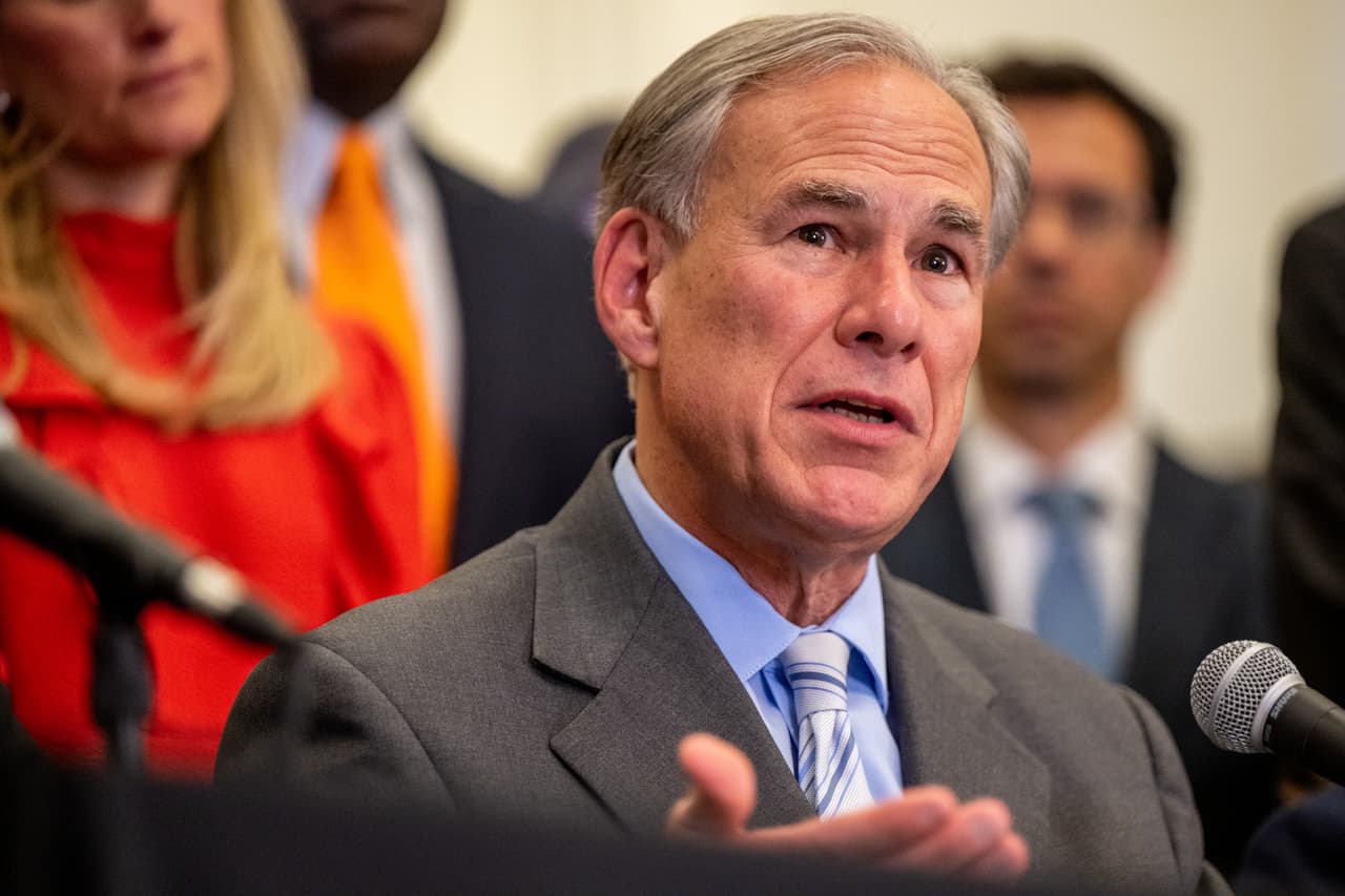 Texas ha desplegado recursos estatales para ayudar a responder al incendio en la ciudad de Deer Park. "
<b>He hablado con el alcalde Mouton para ofrecerle todo el apoyo del Estado y asegurarme de que no queden necesidades sin cubrir</b>", dijo Greg Abbott.
