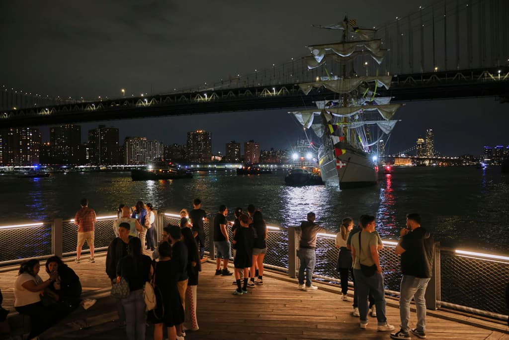 <b>Wilson Aramboles, jefe de Operaciones Especiales de la Policía de Nueva York</b>, dijo a la agencia AP, que el buque Cuauhtémoc acababa de salir de un muelle en Manhattan 
<b>rumbo al mar y no al puente de Brooklyn</b>. Preliminarmente se indicó que 
<b>un problema mecánico o falta de energía </b>restaron potencia a la embarcación, lo que desembocó en el accidente.