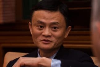 <b>Puesto 3: Jack Ma, cofundador de Alibaba, China. </b>El empresario ayudó a cortar las tensiones geopolíticas para que miles de kits de prueba y un millón de máscaras faciales llegaran de China a los CDC en EEUU. También facilitó el envío de 1,000 respiradores al estado de Nueva York. A mediados de abril, Ma había donado casi 18 millones de máscaras, 3 millones de kits de prueba y miles de respiradores que llegaron a más de 100 países.