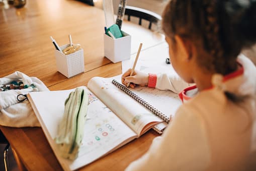 <b>¿Qué pueden comprar las familias con estos fondos?</b> 
<br>Puede comprar alimentos como frutas, carnes, pescado, lácteos y panes. El dinero se puede usar en cualquier lugar donde acepten los beneficios de SNAP. 
<br>