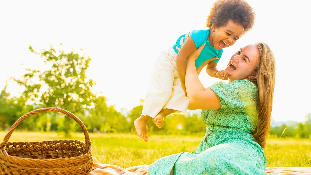 <h3 class="cms-H3-H3">🌷 Un pícnic en el parque (sin prisas ni filas) </h3>
<br>Nada dice “te quiero” como prepararle a mamá una comida casera y llevarla a disfrutar de la naturaleza. Algunos parques con áreas verdes, sombra, baños limpios y ambiente familiar: 
<br>
<b>White Rock Lake (Dallas)</b> – Puedes caminar por el sendero, rentar un kayak o simplemente sentarte frente al lago. 📍 
<a href="https://maps.app.goo.gl/QVmv6Qfq27X7shjY9" target="_blank">8300 E. Lawther Dr, Dallas </a>
<br>
<b>Trinity Park (Fort Worth) – </b>Ideal para un paseo en bicicleta y fotos familiares. 📍
<a href="https://g.co/kgs/wwDGjXo" target="_blank">2401 University Dr, Fort Worth</a>
<br>
<b>Arbor Hills Nature Preserve (Plano) –</b> Perfecto si a mamá le gusta caminar entre árboles o hacer senderismo ligero. 📍 
<a href="https://g.co/kgs/MY8rfwQ" target="_blank">6701 W. Parker Rd, Plano</a>
<br>
<b>👉 Tip: </b>Lleva una manta y música. 
<b>El momento vale más que cualquier regalo.</b>