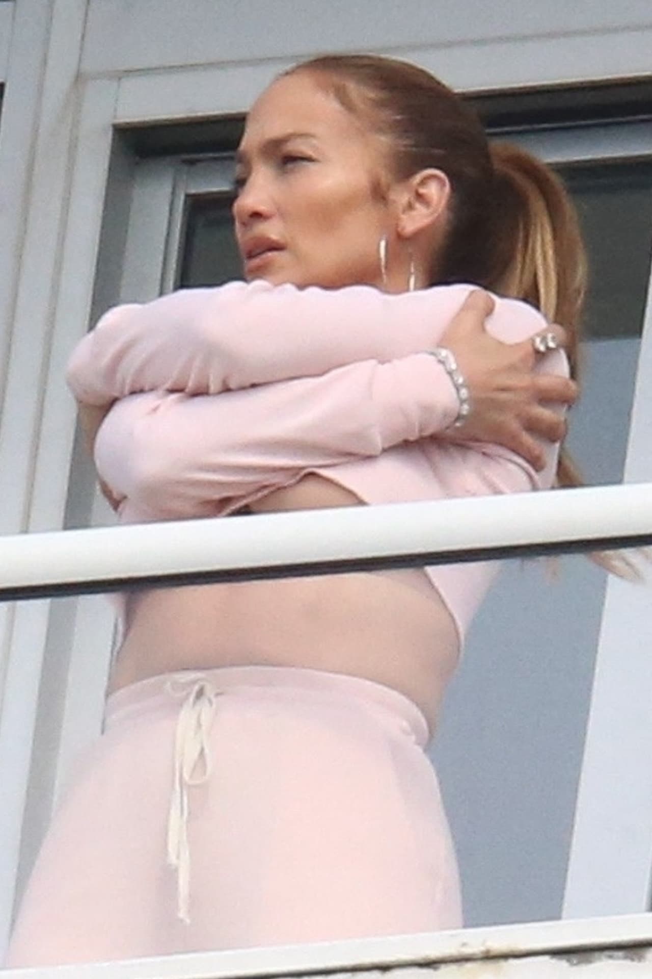'La Diva del Bronx' continuó realizando sus estiramientos mientras esa parte del cuerpo quedó expuesta debido a lo corto de su top. 
<br>