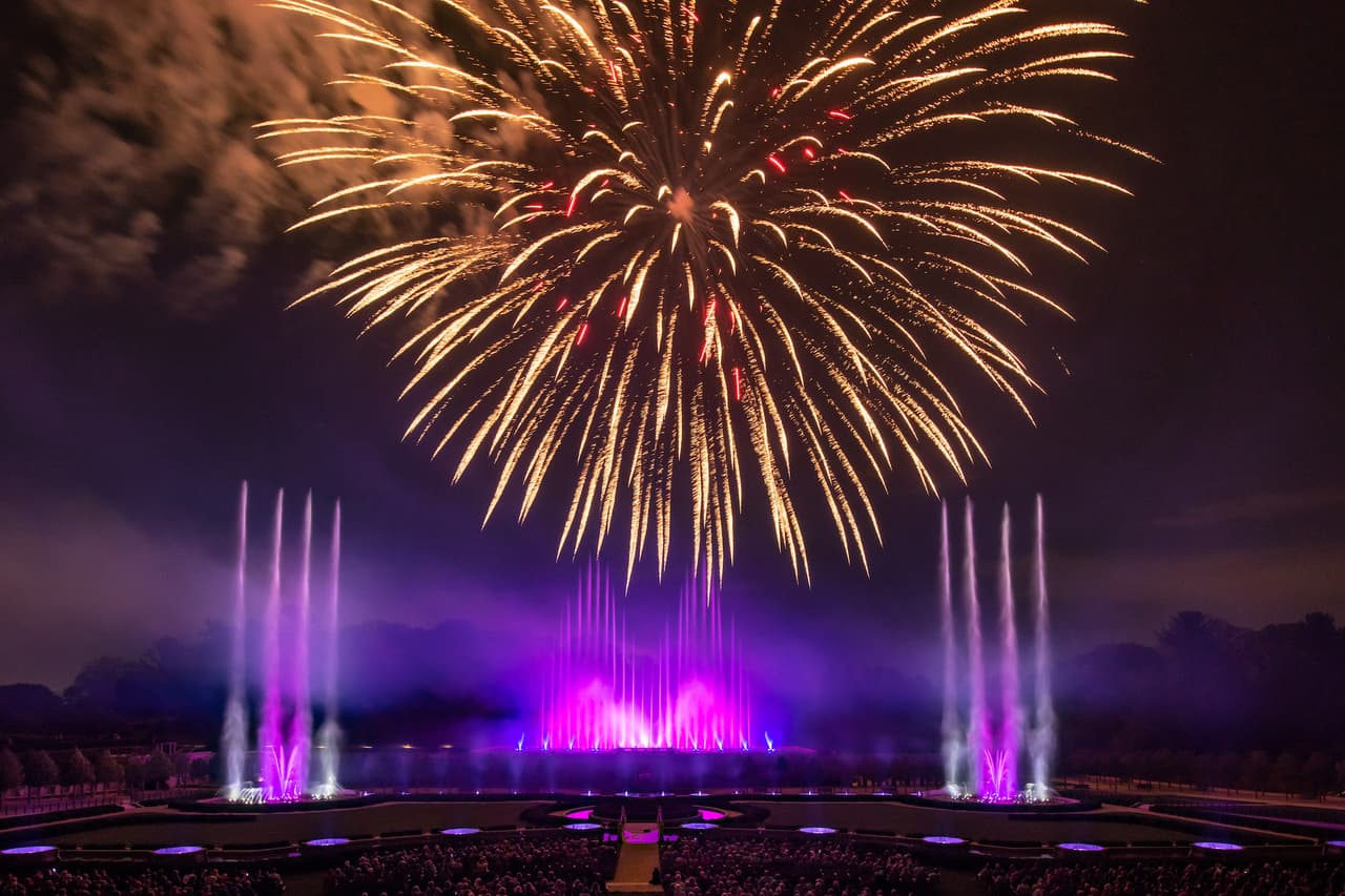 <b>DISFRUTA DE FUEGOS ARTIFICIALES. </b>Mira los fuegos artificiales en Longwood Gardens en Kennett Square, a unas 40 millas (65 km) al noroeste de Filadelfia. Los espectáculos de fuegos artificiales y fuentes de 40 minutos se llevan a cabo durante seis noches desde finales de mayo y principios de septiembre. La serie comienza el domingo del fin de semana del Día de los Caídos.