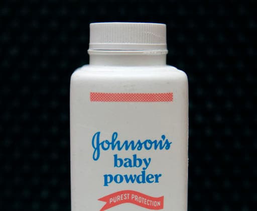 La farmacéutica Johnson & Johnson anuncia que dejará de comercializar su talco para bebés en EEUU