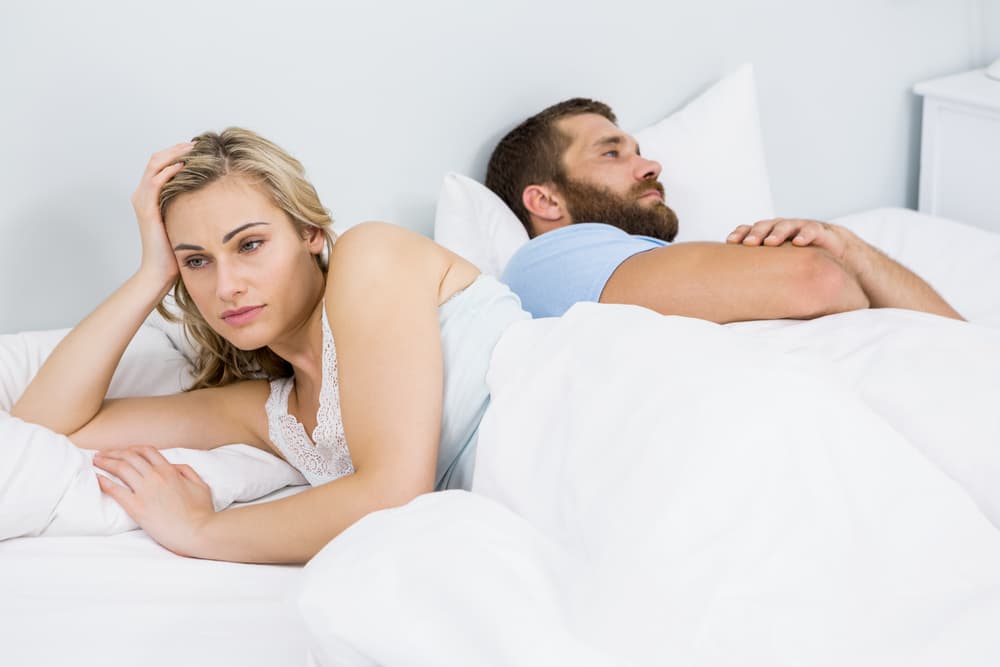 Tu dilema está ahí: amas a alguien que en el plano sexual no te llena y puede inclusive hasta tener prejuicios sociales o religiosos. Tu pesadilla está en que bajo esas circunstancias y no quieres perder a esa persona maravillosa, te busques un amante para completar lo que a la otra le falta.