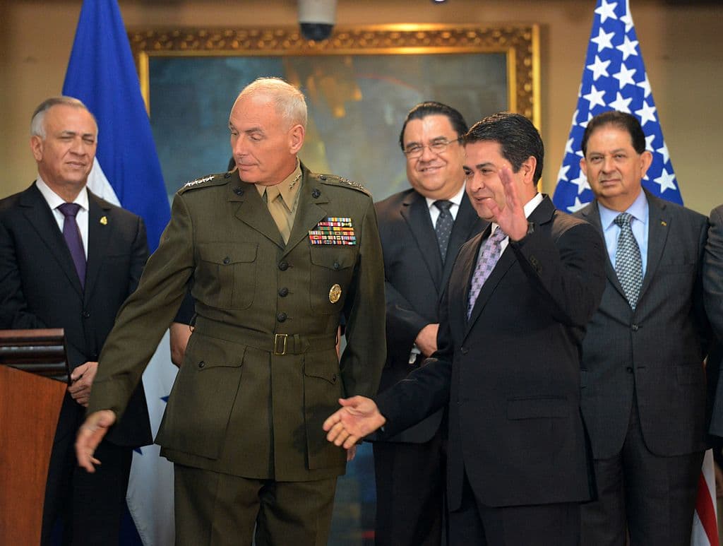 El presidente hondureño Juan Orlando Hernández y el general John Kelly, comandante del Comando Sur de Estados Unidos se preparan para participar en una reunión en la casa presidencial en Tegucigalpa el 2 de junio de 2014. "Muchos funcionarios estadounidenses creían realmente en él (Hernández)", dijo Adam Isacson, que sigue de cerca a Honduras en la Oficina de Washington para América Latina.
<br>El principal de ellos era Kelly, que se convirtió en jefe del Departamento de Seguridad Nacional (DHS) bajo el presidente Donald Trump y luego se convirtió en su Jefe de Gabinete de la Casa Blanca.