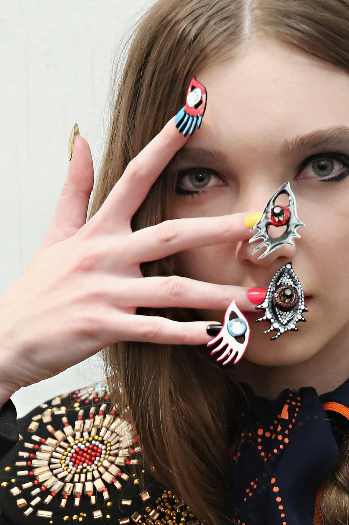 <b>10. Funky.</b> Si te gustan las uñas poco convencionales llenas de color puedes aplicar divertidos y coloridos diseños sobre tus uñas o usar esta especie de anillos que vimos en el desfile de 
<a href="https://cnd.com/fwdigitalhq/fall-winter-2016/editorial-libertine.php">Libertine</a>. Si agregas aplicaciones XL sobre tus uñas debes de saber que llevarlas es todo un arte que debes de dominar.
<br>
