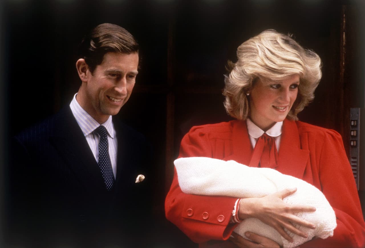 Según el medio, en los certificados de nacimiento de los príncipes Harry y William, Lady Diana no utilizó su nombre de pila sino que utilizó "Su Alteza Real la Princesa de Gales". 
<br>
