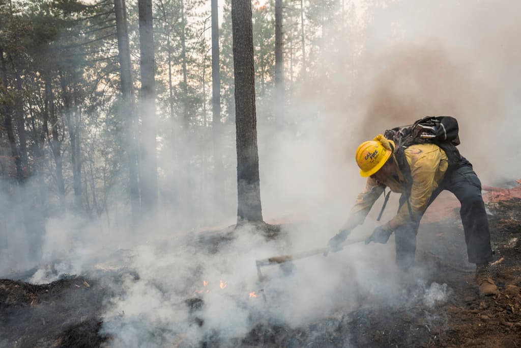 Christian González, bombero de Cal Fire, trabajó el sábado asegurando que no quedaran pequeños fuegos cerca de Forest Ranch.
