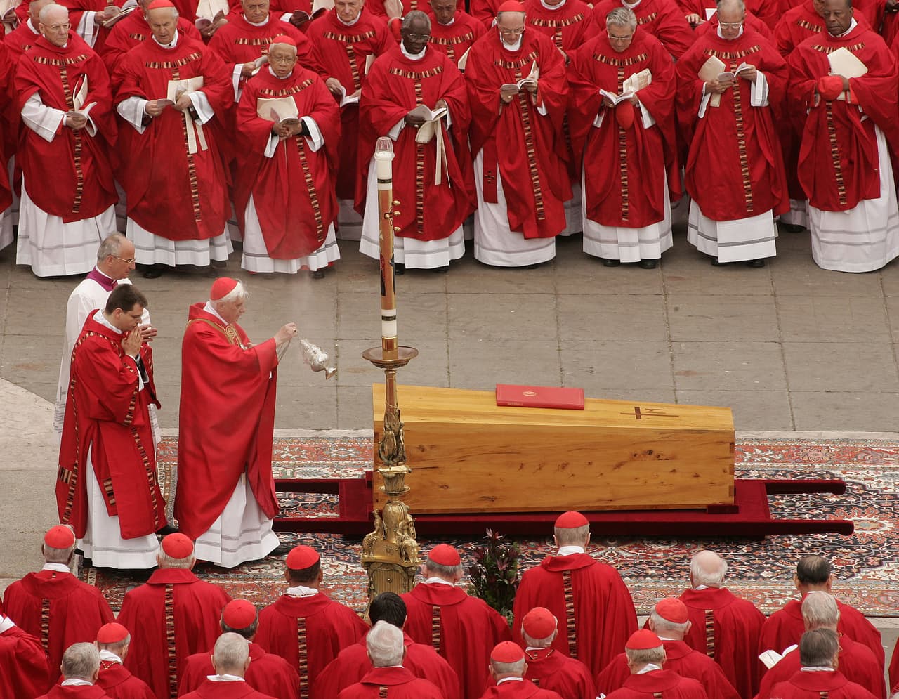 El entonces cardenal Joseph Ratzinger durante los funerales de su predecesor, el papa Juan Pablo II, el 8 de abril de 2005. 
<br>
