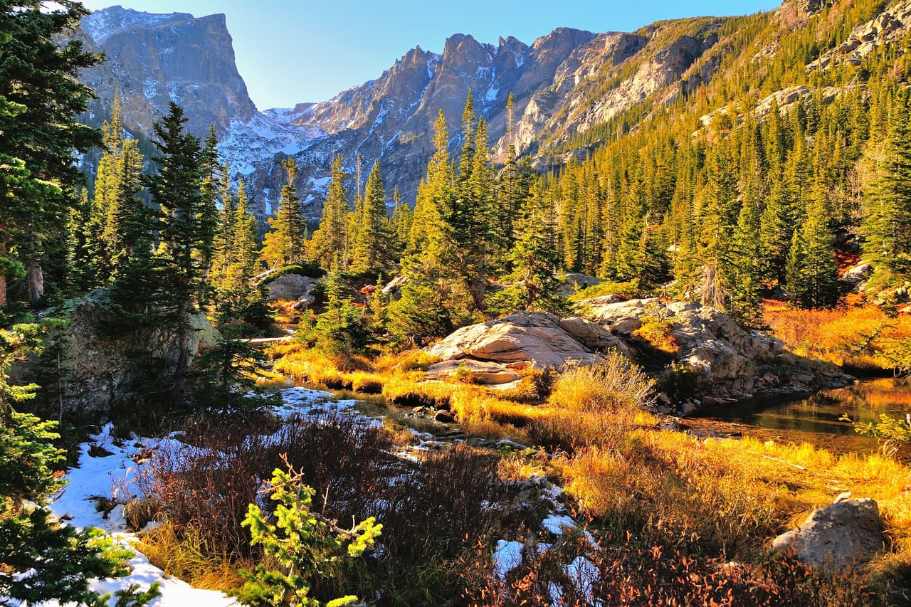 Rocky Mountain, en Colorado, es el tercer parque más visitado. En el 2015 4,155,916 personas recorrieron este maravilloso lugar, donde se puede acampar y pasar unos días en contacto puro con la naturaleza.