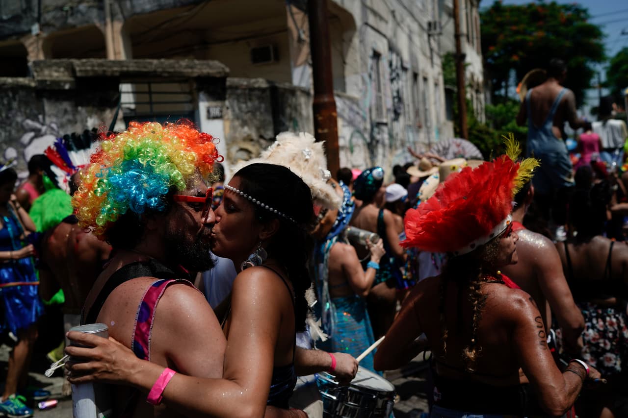 A continuación te compartimos una lista de las enfermedades que pueden transmirir un beso apasionado con una persona incorrecta.