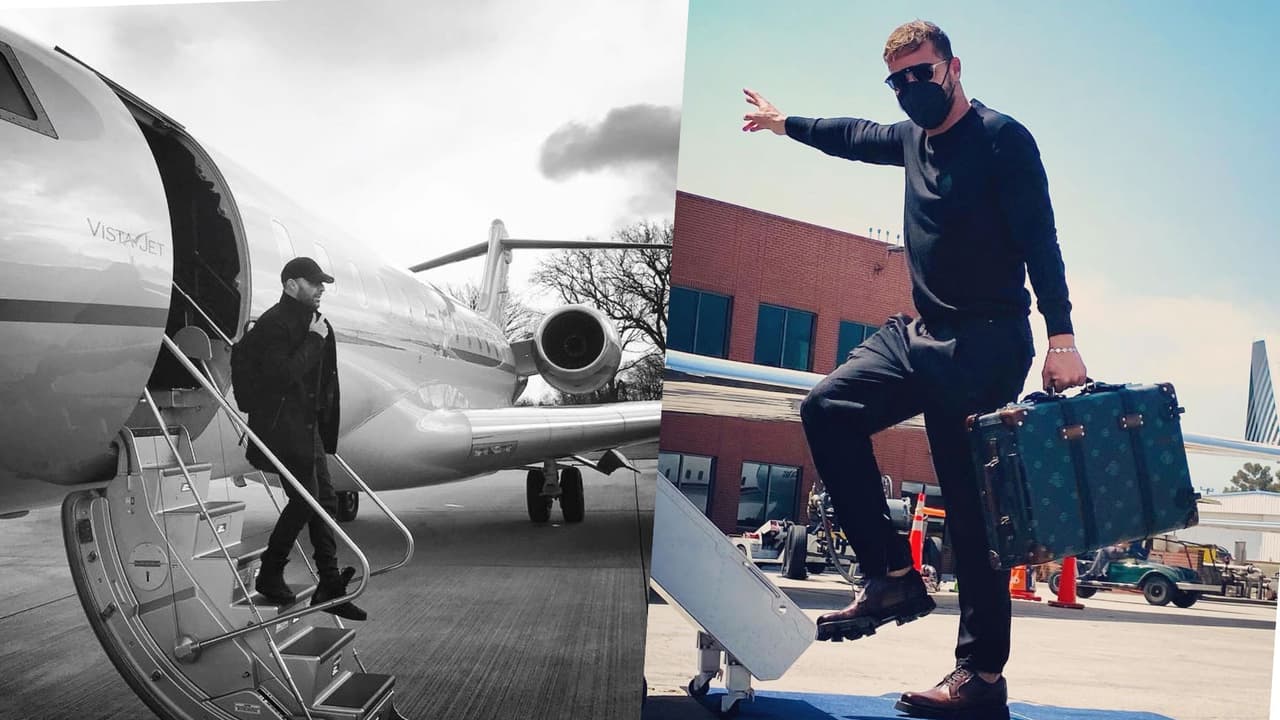 <h3 class="cms-H3-H3">Ricky Martin</h3>
<br>
<br>Ricky, es uno de los cantantes que tiene entre sus ostentosos lujos un jet privado. En el avión Challenger 300, pueden viajar 16 pasajeros y tiene un valor estimado de 20 millones de dólares. 
<a href="https://www.univision.com/musica/famosos-cantantes-que-se-han-hecho-arreglitos-esteticos-fotos" target="_blank">El intérprete de ‘Vente Pa Ca’</a>, comparte imágenes de sus aterrizajes en diferentes partes del mundo, en sus giras y disfrutando de vuelos con su familia.