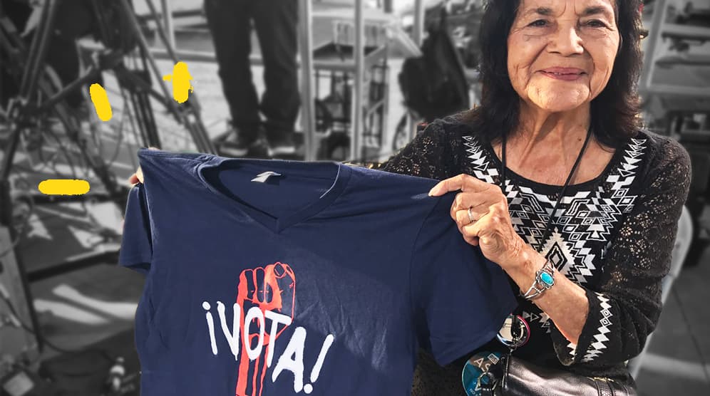 Dolores Huerta tenía una buena razón para ir a un concierto a los 86 años: gritar ¡voten!