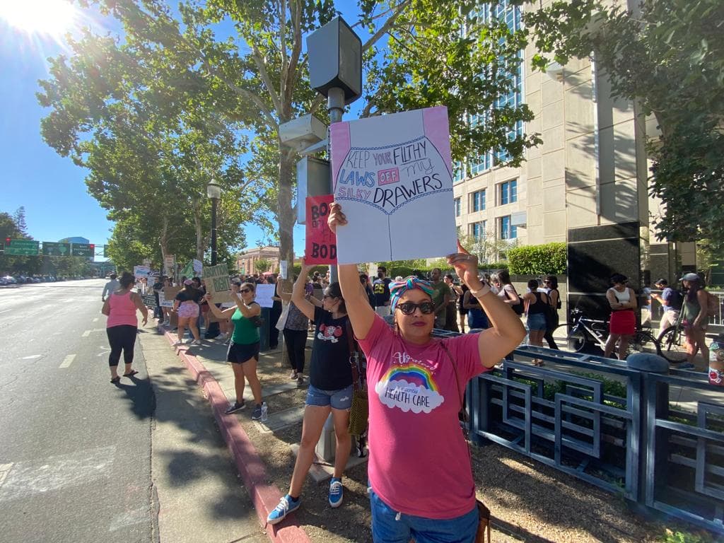 Se manifiestan en Sacramento en contra de la decisión de la Suprema Corte sobre el aborto