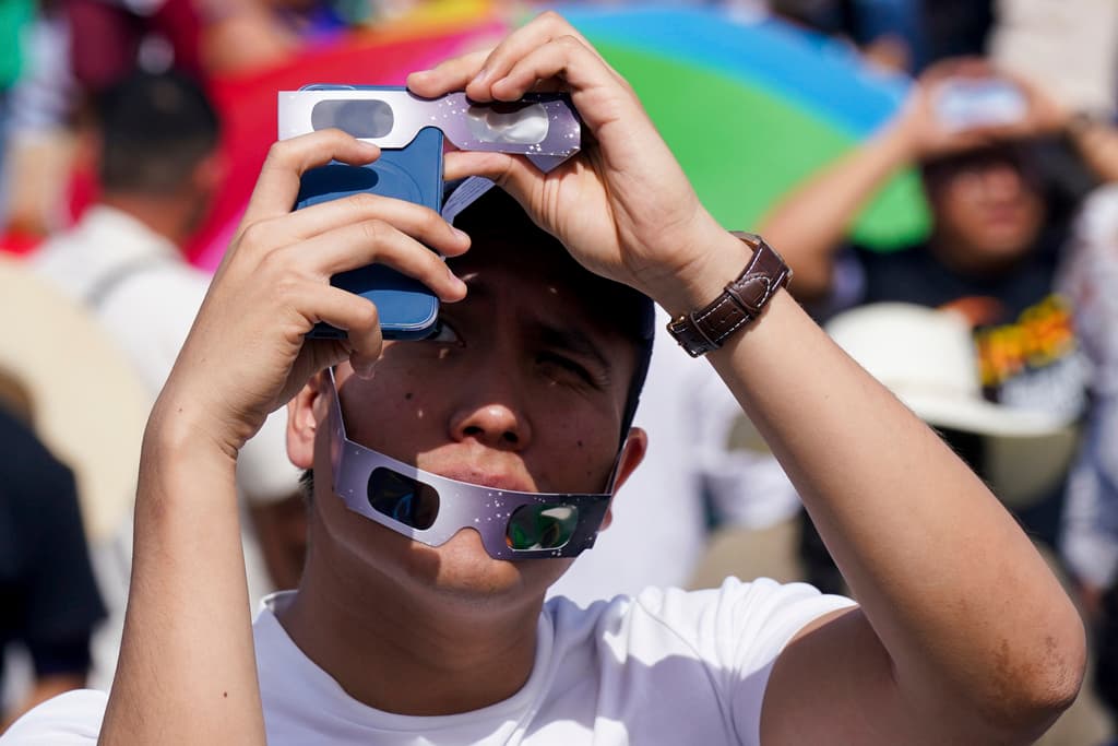 Hubo quienes quisieron capturar una imagen del eclipse total de Sol con las cámaras de su teléfono, pero para evitar daños permanentes recuerda que también se debe usar un filtro especial al momento de fotografiar directo al Sol.