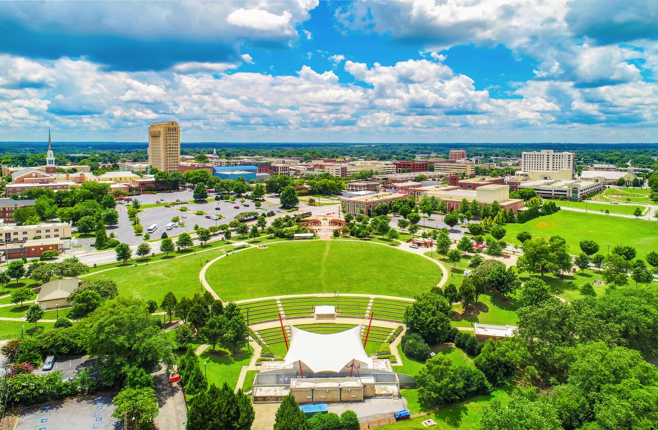 <b>Puesto 12. Spartanburg, Carolina del Sur</b>
<br>
<br>Población del área metropolitana: 307,617 habitantes.
<br>
<br>Precio promedio de la vivienda: 156,300 dólares.
<br>
<br>Salario promedio anual: 44,920 dólares.
<br>
<br>Migración neta entre 2015 y 2019: 7.97%.
<br>
<br>Esta urbe del noroeste de Carolina del Norte es la menos poblada de la lista, pero eso está cambiando. Es un lugar asequible para vivir en el sur, que requiere solo el 20.63% del ingreso promedio familiar para cubrir los pagos de hipotecas, impuestos a la propiedad o alquileres. 
<br>