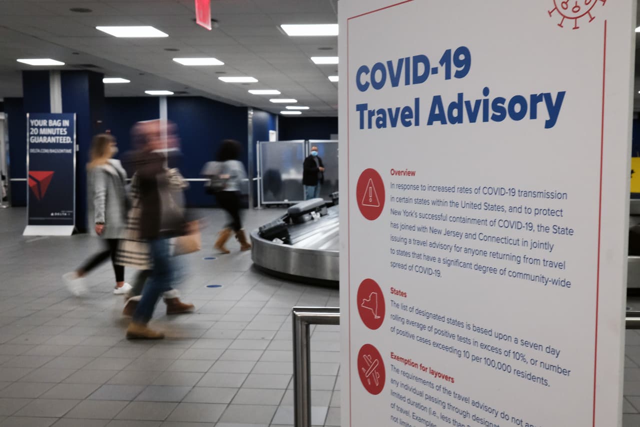Actualmente no hay requisitos de vacunas, pruebas o cuarentena para viajar dentro de los 50 Estados Unidos, ya sea en avión, en coche o en tren, excepto en Hawai, donde se exige una cuarentena de 10 días a los viajeros nacionales no vacunados.