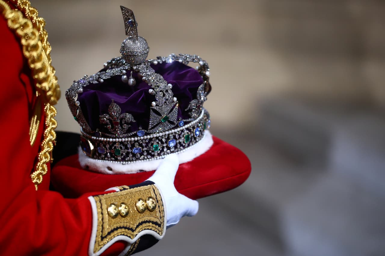 <b>1953, la coronación de Isabel II: </b>El 2 de junio de 1953, la ceremonia de coronación fue la primera televisada. Fue seguida por 27 millones de británicos de una población de 36 millones. Con 8,251 invitados instalados en gradas para aumentar la capacidad de la iglesia (que normalmente tiene capacidad de 2,200) la coronación duró casi tres horas y en ella estuvieron oficialmente representadas 129 naciones y territorios. En 2018, Isabel II describió aquel viaje en carroza como "horrible" por su incomodidad.