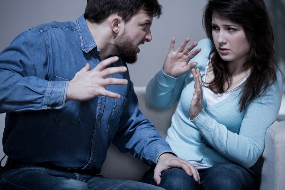 Hay quienes piensan que por ser “hombres” pueden tener aventuras ocasionales porque eso les hace “más hombres”, pero si se enteran que su pareja ha hecho lo mismo entonces se vuelven agresivos, se hacen las víctimas y confiesan “eso nunca te lo voy a perdonar" ¡Puro machismo mal entendido! No siempre es así, por supuesto, pero si el caso de infidelidad ocurre de ambas partes entonces existe la oportunidad de rectificar el error y tratar de empezar una nueva vida.
<br>