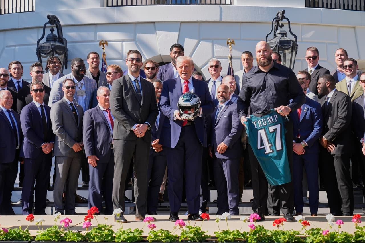 Durante su primer mandato, Trump invitó y luego 
<b><a href="https://www.tudn.com/nfl/donald-trump-le-cancela-a-los-eagles" target="_blank">canceló una celebración para los Eagles en 2018</a></b> tras el primer título de Super Bowl de la franquicia. En su lugar, organizó su propia y breve "Celebración de América" tras quedar claro que la mayoría de los jugadores no asistirían.