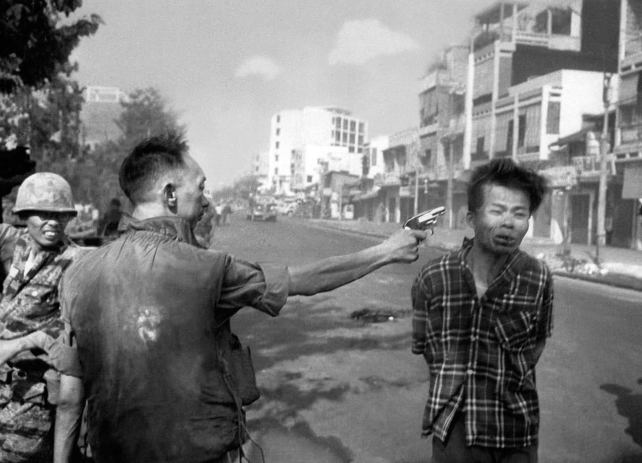 Otra de las imágenes de guerra más recordadas es esta de un policía nacional sudvietnamita 
<b>ejecuta a un sospechoso de ser oficial del Viet Cong</b> de un tiro en la cabeza en Saigon, Vietnam, el 1 de febrero de 1968.