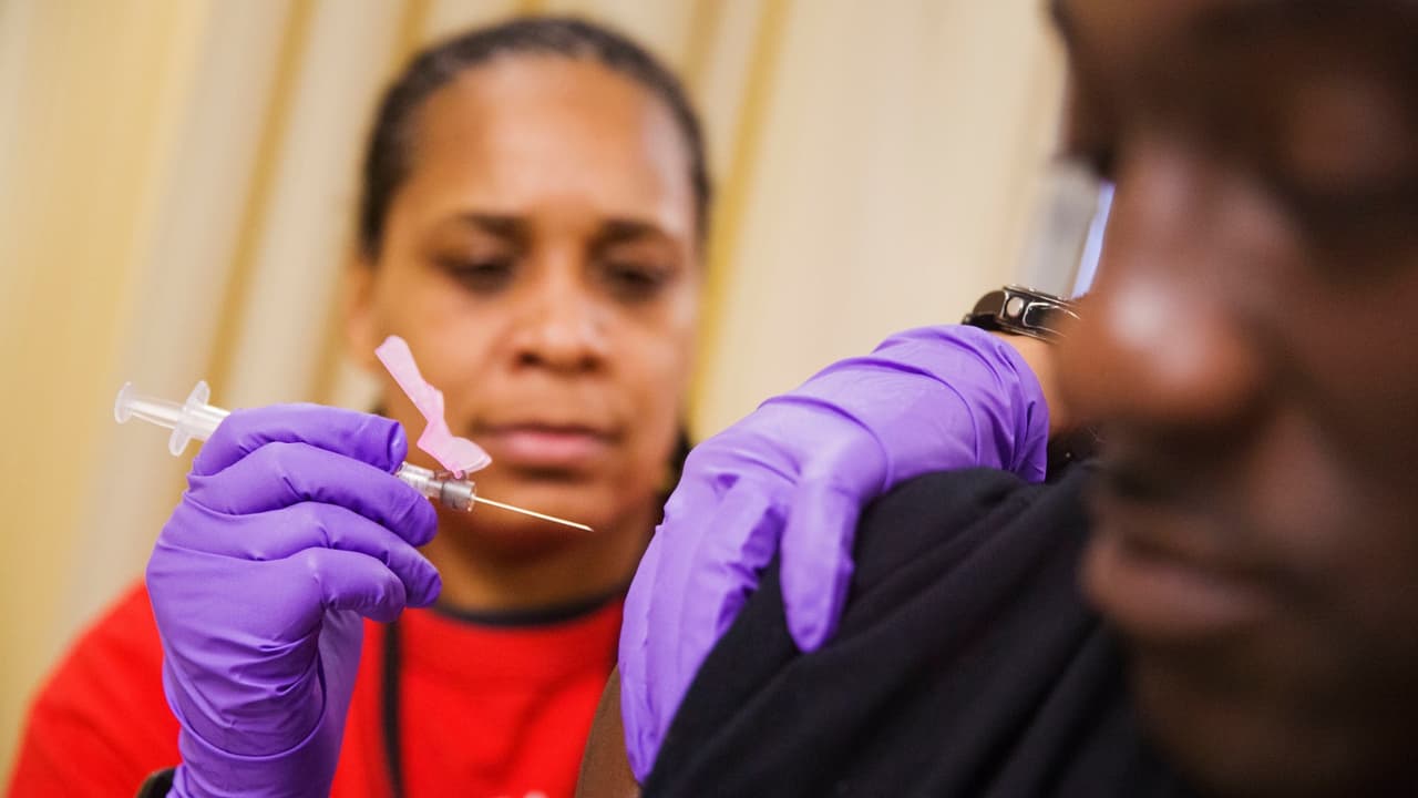 En la temporada de gripe anterior, se reportaron 125 muertes relacionadas con la gripe en el condado de Los Ángeles y 569 muertes en todo el estado, con un 60% de los fallecidos mayores de 65 años.
<br>