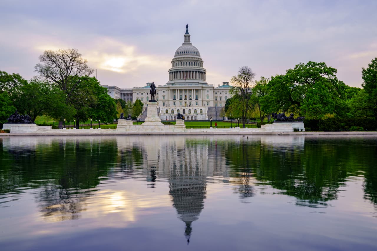 Más de 2,250 soldados de la Guardia Nacional han recibido la tarea de defender el edificio. El discurso de Biden será el primero después de que simpatizantes del entonces presidente Donald Trump 
<a href="https://www.univision.com/temas/asalto-al-capitolio">intentaran interrumpir con violencia</a> la certificación de los resultados de las elecciones presidenciales el pasado 6 de enero.
