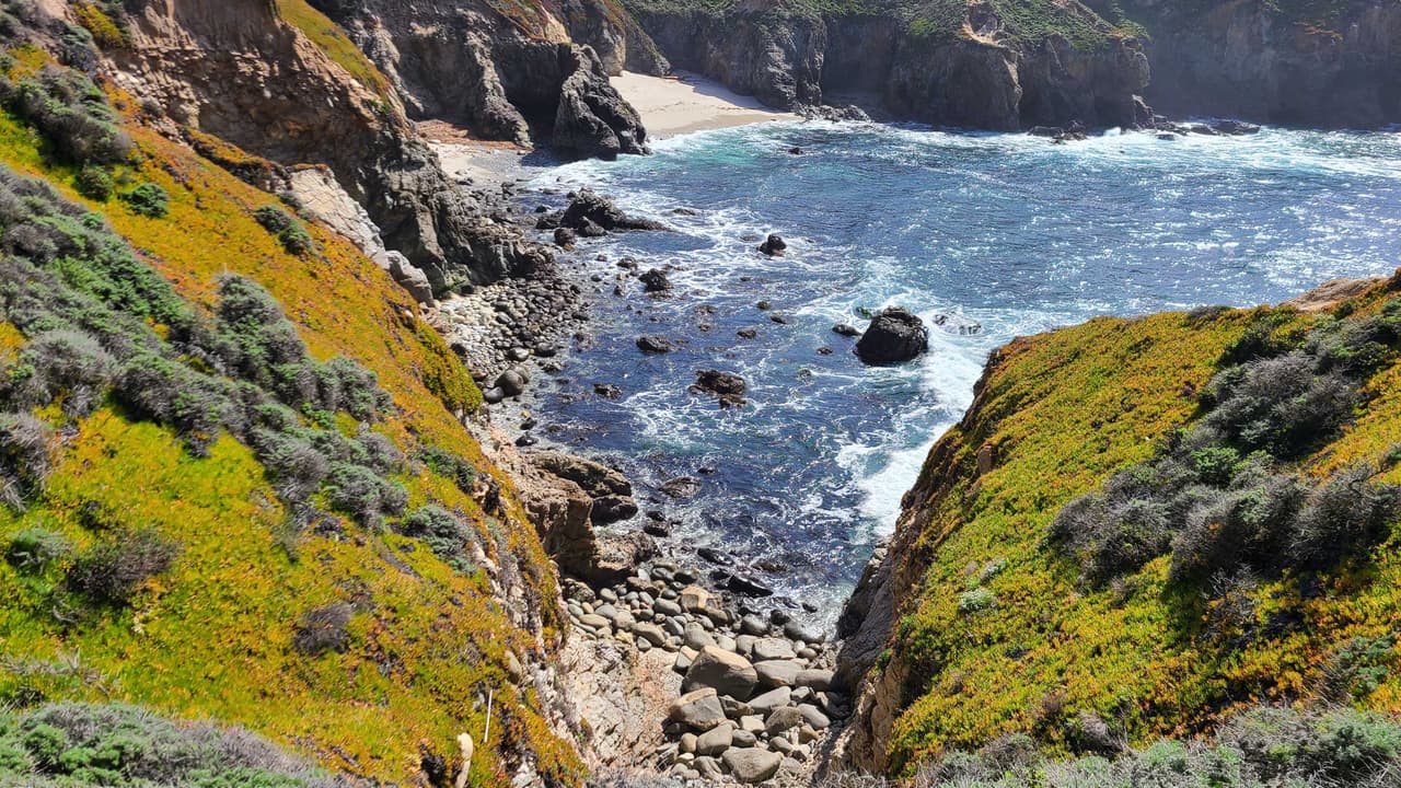 5. 
<b><a href="https://montereybay.noaa.gov/" target="_blank">Monterey Bay </a></b>
<br>La bahía de Monterrey ofrece paseos a la orilla del Pacífico con impresionantes vistas. Esta porción de las costas de California es considerado un Santuario Nacional de vida Marítima de EEUU.
