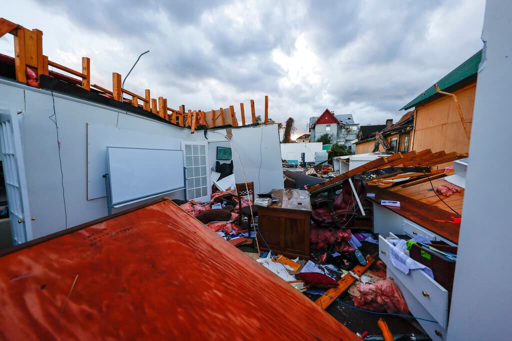 Un negocio local convertido en escombros después de que un tornado pasara por el centro de Selma, en Alabama.
