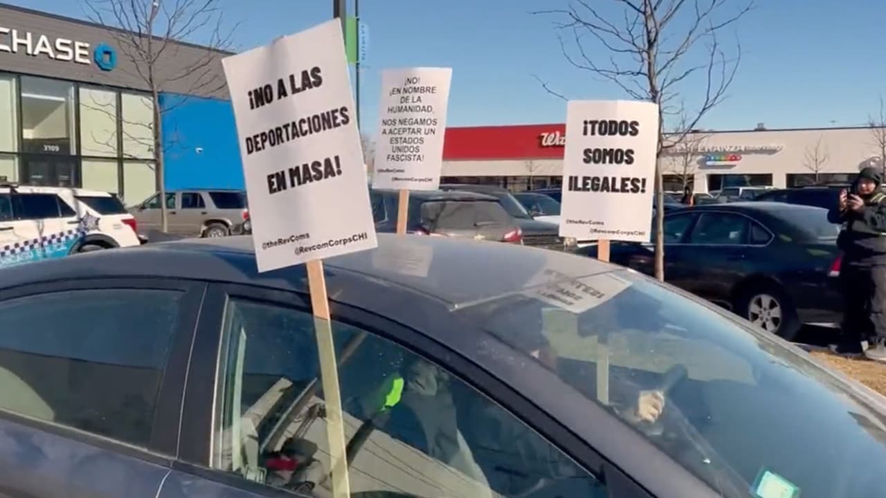 Voluntarios refuerzan patrullas comunitarias en Chicago ante amenaza de redadas de ICE
