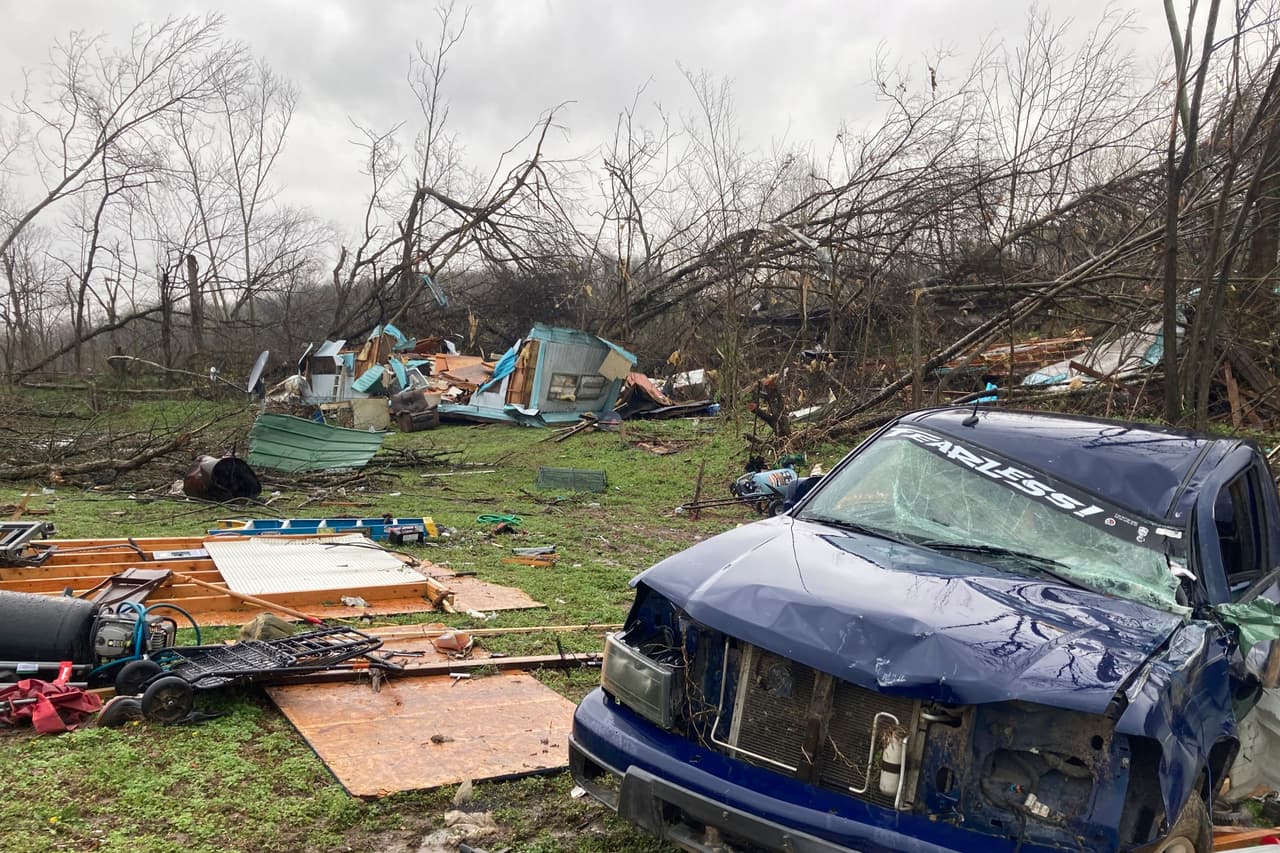 Josh Wells relató que el tornado arrancó la mitad del techo de su casa en Glen Allen y empujó la pared de su dormitorio. El hombre pudo huir con su hijo y se refugió en el sótano de la casa de su hermana. 
<br>
<br>"Mi cuñado logró bajar unos segundos antes de que escucháramos el sonido rugiente del viento y los escombros rompiendo a nuestro alrededor”, contó.