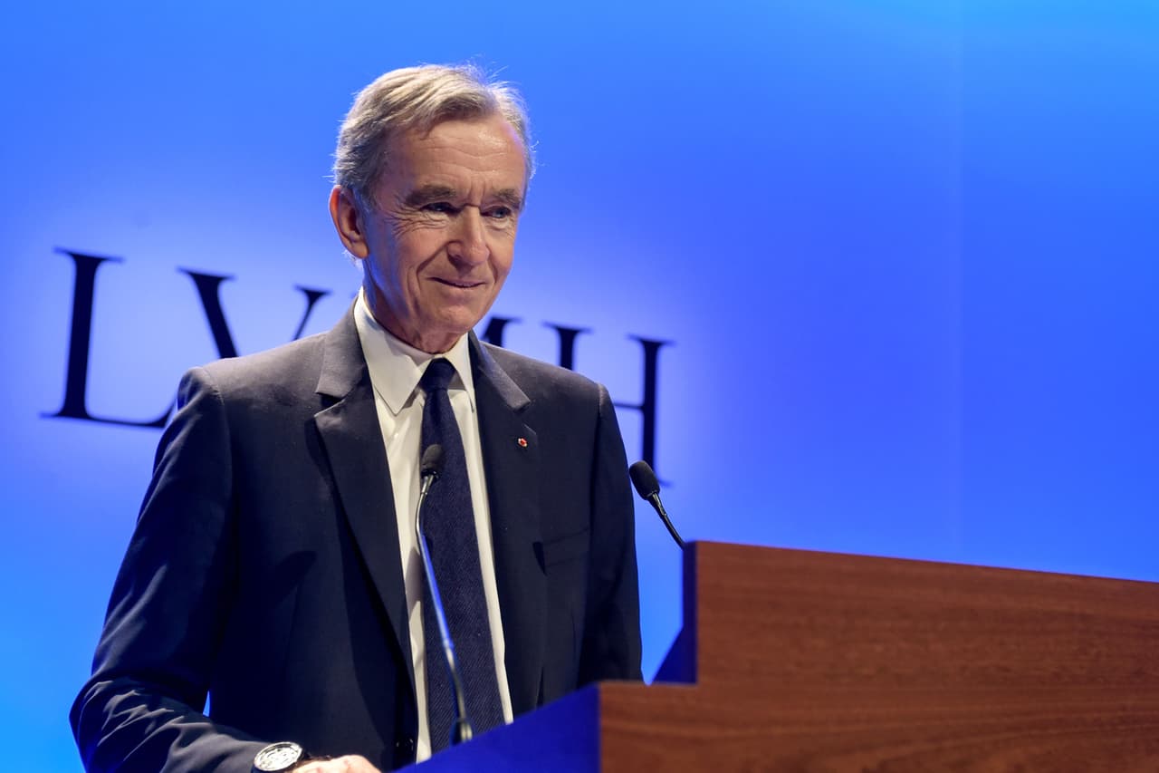 Quién es Bernard Arnault, el discreto dueño de Louis Vuitton que superó a Elon Musk como la persona más rica del mundo
