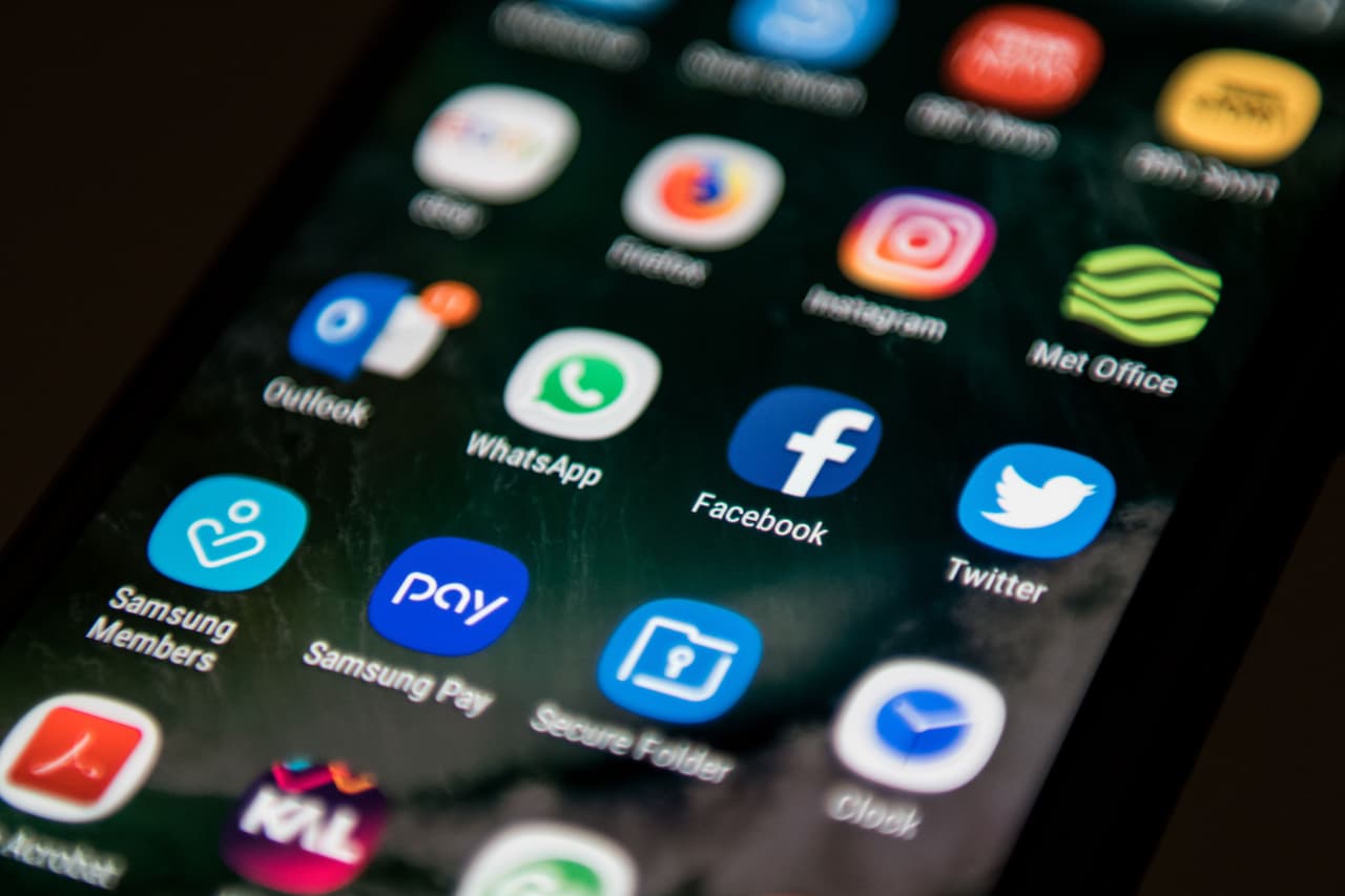 <h3 class="cms-H3-H3"><b><a href="https://www.univision.com/local/los-angeles-kmex/redes-sociales-un-filtro-para-admision-a-universidades">HB 379, ley sobre uso de redes sociales en el campus </a></b></h3>
<br>
<br>Con la nueva ley, no se podrá usar TikTok con el Wi-Fi del campus o en un dispositivo emitido por la escuela o el gobierno.
<br>
<br>La tecnología en las escuelas públicas K-12 lo hace oficial, y las aplicaciones quedan prohibidas en dispositivos emitidos por el gobierno. 
<br>