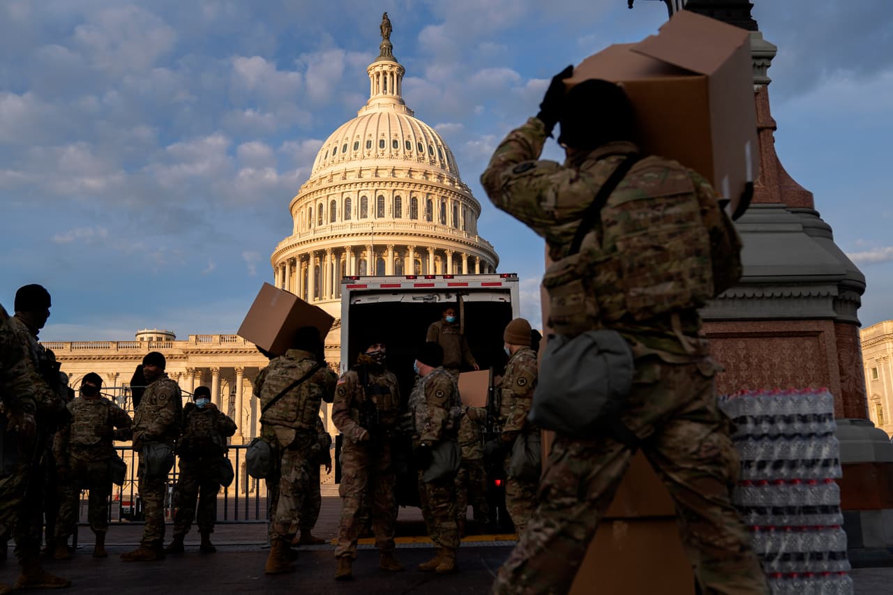 Soldados descargando suministros al amanecer del 14 de enero. Se esperan unos 20,000 soldados de la Guardia Nacional en Washington DC para la toma de posesión de Biden, mucho más que el número combinado de tropas estadounidenses desplegadas oficialmente en Irak y Afganistán (
<a href="https://www.militarytimes.com/news/your-military/2020/12/28/new-in-2021-us-troop-presence-heading-down-to-2500-in-iraq-and-afghanistan/"><u>unas 2,500, según Military Times</u></a>)