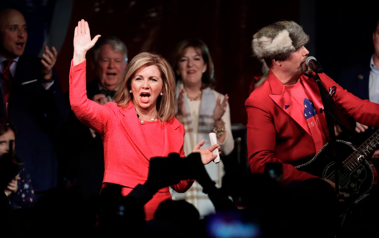 La republicana 
<b>Marsha Blackburn </b>venció al exgobernador demócrata Phil Bredesen y es la primera mujer en representar al estado de Tennessee en la Cámara de Representantes. Ocupará el escaño dejado por el republicano moderado Bob Corker quien se retiró el año pasado después de haber criticado varias veces al presidente Donald Trump.