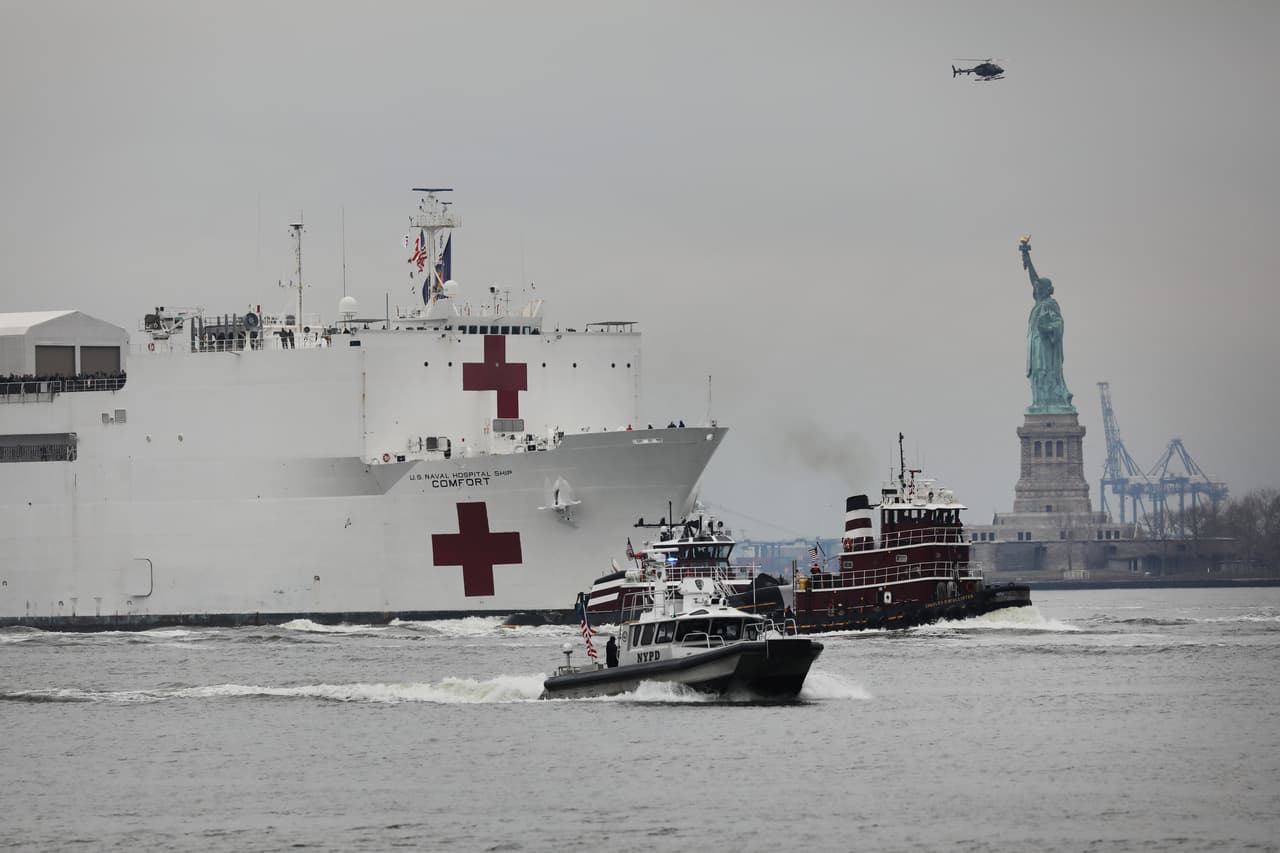 <b>Un buque hospital frente a la Estatua de la Libertad (30 de marzo).</b> 
<a href="https://www.univision.com/noticias/salud/fotografias-de-la-pandemia-en-eeuu-asi-enfrenta-el-pais-una-crisis-de-salud-inedita-fotos-fotos">El barco hospital USNS Comfort a su llegada a la Gran Manzana</a>. Este hospital militar con 1,000 camas y 12 quirófanos fue asignado por el presidente Donald Trump para ayudar en la atención de los enfermos con covid-19 en el estado de Nueva York, el más afectado del país.